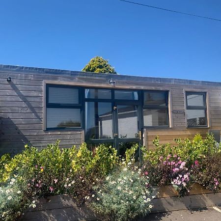 1-Bedroom Chalet With Parking On Site Looe Exteriör bild